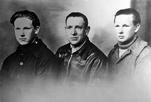 Ramiro, a la derecha, junto a su padre, Nicasio, y su hermano Manuel. La foto está tomada poco antes de que fueran deportados a Mauthausen