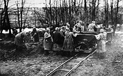 Mujeres prisioneras trabajando en el campo de Ravensbrück