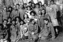 Simone y algunas de sus compañeras fotografiadas tras la liberación
