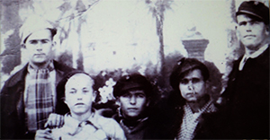 Fotografía tomada en Linares, en 1937. De izquierda a derecha, Virgilio junto a sus hermanos Lucinio e Hirilio y dos amigos de Espejo.