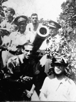 Junto a una pieza de artillería y varios de sus compañeros. Antonio aparece agachado a la derecha de la imagen.